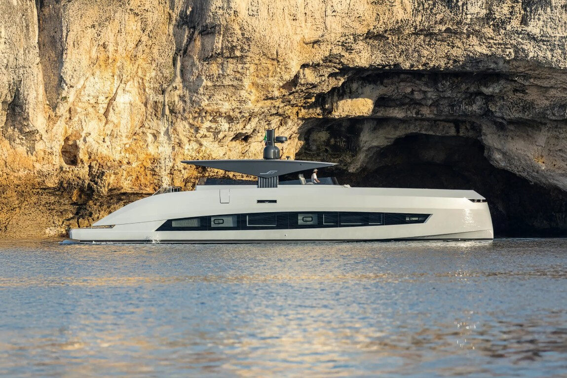 The Manda 72 Luxury Motor Yacht — Avelis Singapore